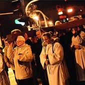  Parafianie nieśli krzyż ulicami osiedla. Na kościelnym placu postawiono go o godz. 21.37, w godzinę śmierci bł. Jana Pawła II