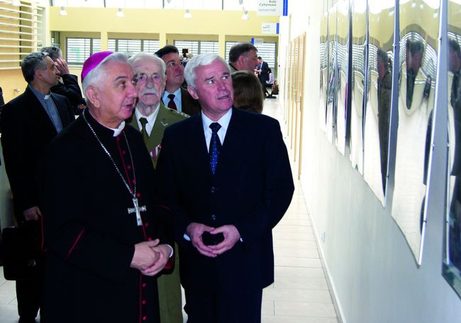 Wystawę zdjęć obejrzał m.in. abp Wojciech Ziemba 