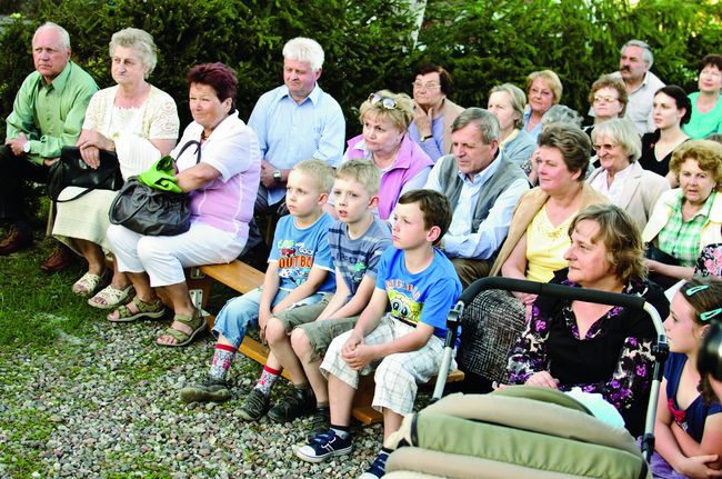 Tak jak za dawnych lat – na nabożeństwach majowych pojawiły się całe rodziny, od dzieci po dziadków 