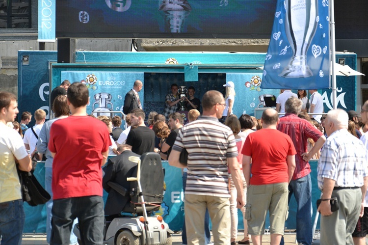 Kibice z Katowic witają Puchar UEFA