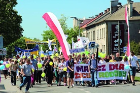  Uczestnicy marszu śpiewali, słuchali konferencji i przypominali: Rodzina jest najlepszą receptą na kryzys