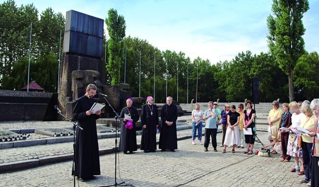  Modlitwa za wstawiennictwem św. Teresy Benedykty od Krzyża  – Edyty Stein pod pomnikiem pomordowanych w KL Auschwitz