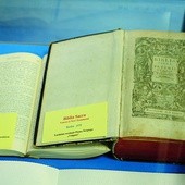  Najstarsza prezentowana na wystawie Biblia to katolicki egzemplarz Wulgaty w języku łacińskim z 1578 roku 