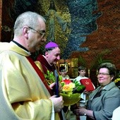  Parafianie, witając bp. Andrzeja Jeża, gratulowali mu papieskiej nominacji. Z lewej ks. Zbigniew Guzy, proboszcz parafii