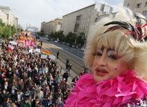 Parada Równości maszeruje przez centrum Warszawy