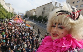 Parada Równości maszeruje przez centrum Warszawy