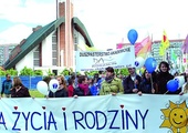 W Koszalinie radosny pochód otwierali studenci 