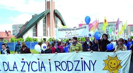 W Koszalinie radosny pochód otwierali studenci 