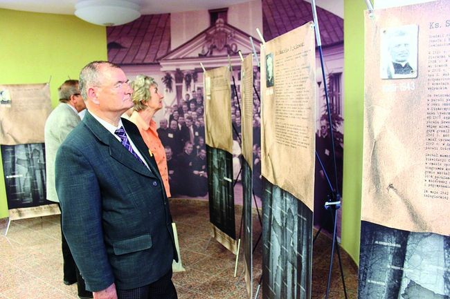  Wystawa na temat martyrologii polskiego duchowieństwa na Wołyniu prezentowana jest w auli domu biskupa łowickiego