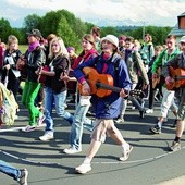  Ze śpiewem na ustach pielgrzymi zmierzają do Ludźmierza