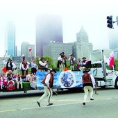 Patriotyczna parada na ulicach Chicago z udziałem zespołu Trebunie-Tutki