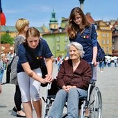 Wolontariuszki projektu „Kuźnia” na spacerze z podopiecznymi hospicjum Caritas