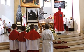  Uroczystość nadania szkole imienia ks. Franciszka Blachnickiego rozpoczęła się Mszą św., której przewodniczył bp Jan Kopiec