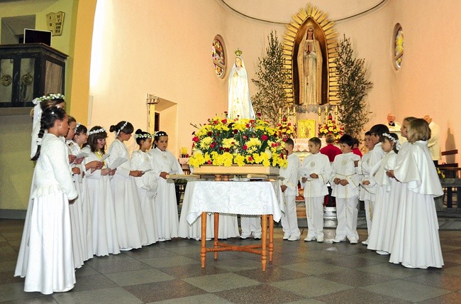 W czerwcowym nabożeństwie fatimskim w parafii w Opolu- -Grudzicach uczestniczą dzieci pierwszokomunijne