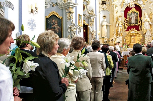 Uczestnicy odpustu ku czci św. Antoniego w nowym sanktuarium diecezjalnym trzymali w dłoniach poświęcone lilie i chlebki, które są atrybutami świętego z Padwy