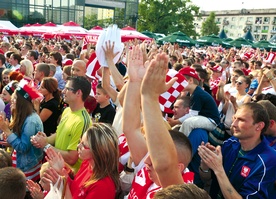 W czasie piłkarskich potyczek Biało- -Czerwonych strefa kibica w Płocku gościła tłumy, które kibicowały piłkarzom Smudy