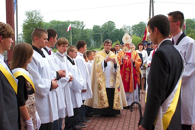  Relikwie do zakrzewskiej świątyni wniósł bp Adam Odzimek 