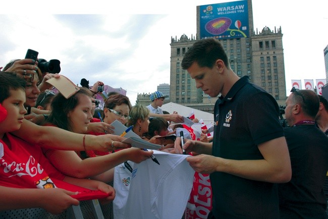 W czasie niedzielnego pożegnania piłkarze rozmawiali z fanami i rozdawali autografy