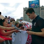 W czasie niedzielnego pożegnania piłkarze rozmawiali z fanami i rozdawali autografy