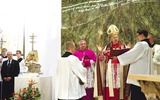 Kard. Tarcisio Bertone przewodniczy modlitwie poświęcenia kaplicy adoracji na gdańskiej Zaspie