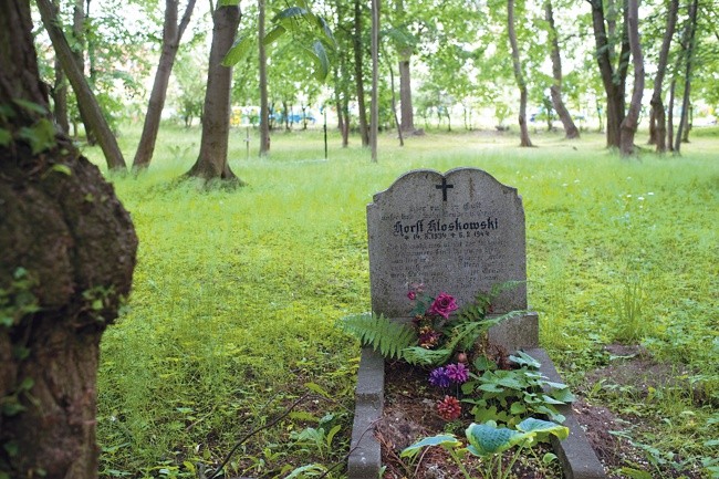 Stare nagrobki w przykościel-nym parku przywołują dawny Gdańsk rodem z powieści Güntera Grassa czy Pawła Huellego