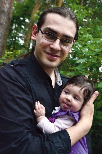 Adam  Wyrzykowski był przy narodzinach wszystkich swoich córek. Na zdjęciu z najmłodszą – Dorotką