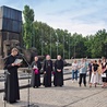 W rocznicę śmierci  św. Teresy Benedykty od Krzyża – modlitwa  pod pomnikiem w Birkenau 