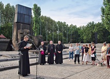 W rocznicę śmierci  św. Teresy Benedykty od Krzyża – modlitwa  pod pomnikiem w Birkenau 