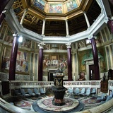 Wnętrze Baptysterium na planie ośmioboku. Na środku chrzcielnica