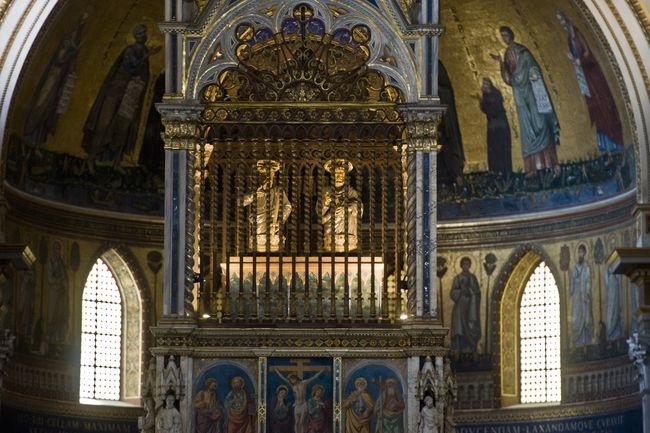 Najcenniejsze relikwie – głowy apostołów Piotra i Pawła w gotyckim baldachimie nad ołtarzem