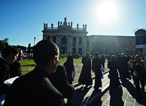 Duchowieństwo i świeccy w drodze na Lateran. Fasada bazyliki pochodzi z XVIII w. Do bazyliki przylega Pałac Laterański, siedziba kurii diecezji rzymskiej 