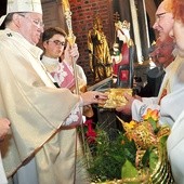 W darze od diecezji świdnickiej jubilat otrzymał kopię łaskami słynącej figurki NMP Strażniczki Wiary z Barda Śląskiego  