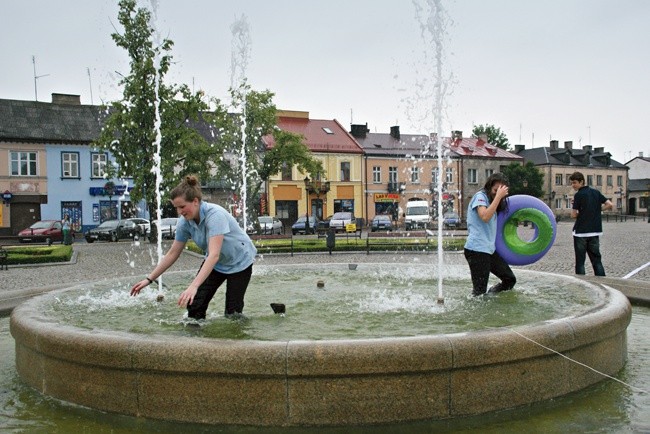  Licealiści mierzą  Nowy Rynek.  Nie przeszkodziła im  nawet burza, która tego dnia przeszła przez Łowicz