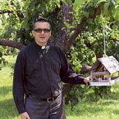  O. Andrzejewski należy do Zgromadzenia Ducha Świętego. Pochodzi z Wągrowca w Wielkopolsce 