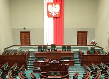 Radca prawny: Krzyż ma prawo wisieć w Sejmie