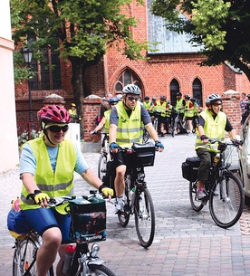  Pół setki rowerzystów wyruszyło spod koszalińskiej katedry. Z pozostałymi pielgrzymami na rowerach z całej diecezji spotkają się w Skrzatuszu