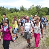 Szlak Orlich Gniazd, początek lipca. Pielgrzymi z parafii św. Jacka w Radoszowach (na granicy Rydułtów i Rybnika) w drodze na Jasną Górę. Maszerowali w skwarze, ale w dobrych humorach. Na kolana przed obrazem Czarnej Madonny upadli 3 lipca