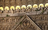 Nad gotyckim portalem głównym w XVIII w. wyrzeźbiono Ostatnią Wieczerzę