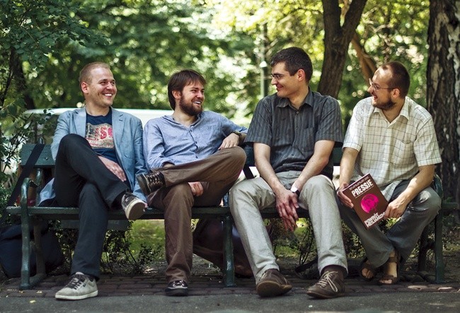  Redaktorzy „Pressji”: (od lewej) Krzysztof Mazur, Karol Kleczka, Paweł Rojek (redaktor naczelny) i Sebastian Gałecki