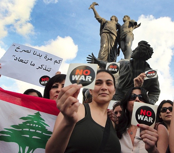 Konflikty  w sąsiedniej Syrii oraz innych krajach ogarniętych arabską rewolucją rodzą niepokoje także w Libanie. Wojna wisi tu na włosku. Na zdjęciu antywojenna demonstracja w Bejrucie  w maju br.