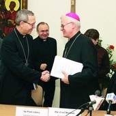 Bp Piotr Libera (z lewej) i abp Józef Michalik 