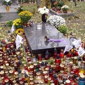 Ukradziono dzwonek z grobu Skrzyneckiego