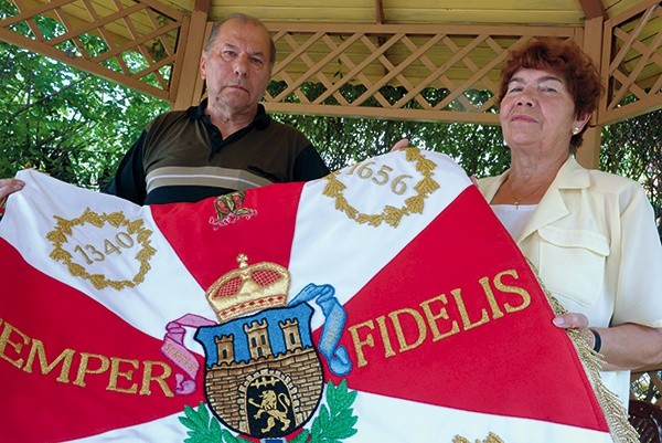 Zofia Smolka i Tadeusz Ząbek dumnie prezentują sztandar wykonany przez ząbkowickie klaryski