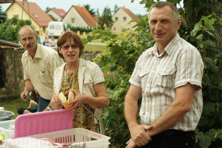 Parafianie ze Stawigudy częstowali mielonymi i kiszonymi ogórkami