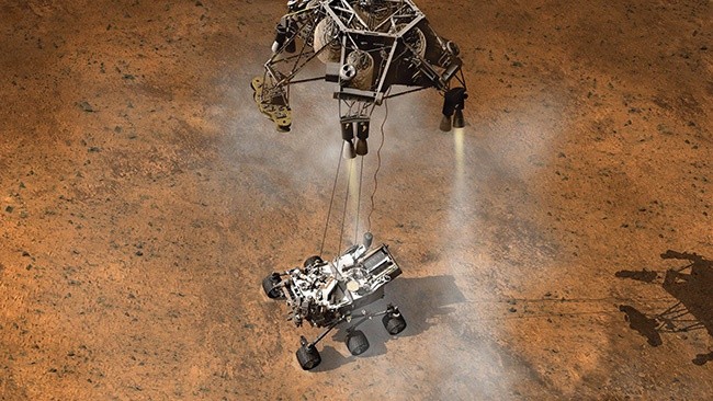 Wcześniejsze lądowania na Marsie wcale nie przypominały... lądowań. Sondy wyhamowane spadochronem po prostu uderzały w powierzchnię planety. Przed uszkodzeniami chroniły je poduszki powietrzne. Na taki scenariusz Curiosity jest za ciężki (waży około 900 kg).