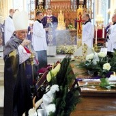 Ceremonię w katedrze i na cmentarzu poprowadził kard. Kazimierz Nycz 