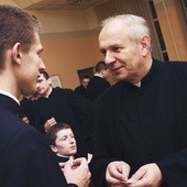 Jako katecheta i wykładowca wie, że fundamentem sukcesu jest osobowy kontakt z uczniem i studentem. Na zdjęciu ks. Łabendowicz na opłatkowym spotkaniu w seminarium