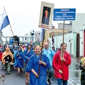  – Na znak jedności z peregrynującym w naszej diecezji obrazem Jezusa Miłosiernego pielgrzymi niosą na Jasną Górę jego wizerunek