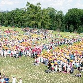 Pielgrzymi śpiewem i kolorowymi chustami witają Maryję