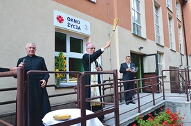 Okno życia poświęcił abp Wiktor Skworc 2 sierpnia. Od tego momentu jest otwarte każdego dnia 24 godziny na dobę